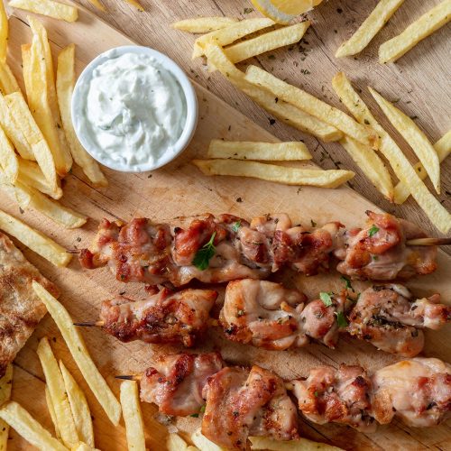 08.-OUZO-&-VINO---pizza-italien-wein-griechenland-hellas-Schweinefiletspieße-mit-Tzatzikii-mavro-souvlaki-brandenburg-grieche-bauernsalat